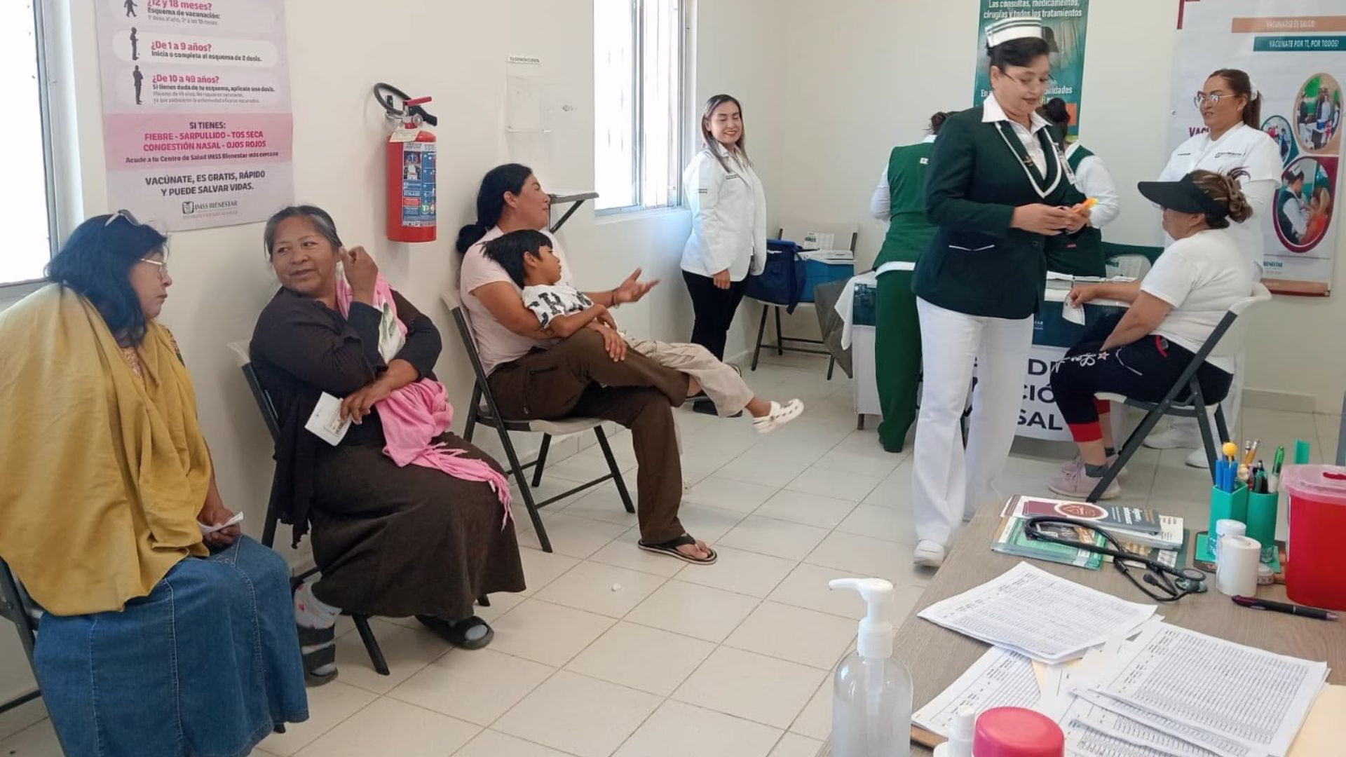Personal de salud brinda atención a pacientes durante una jornada médica relacionada con la leishmaniasis.
