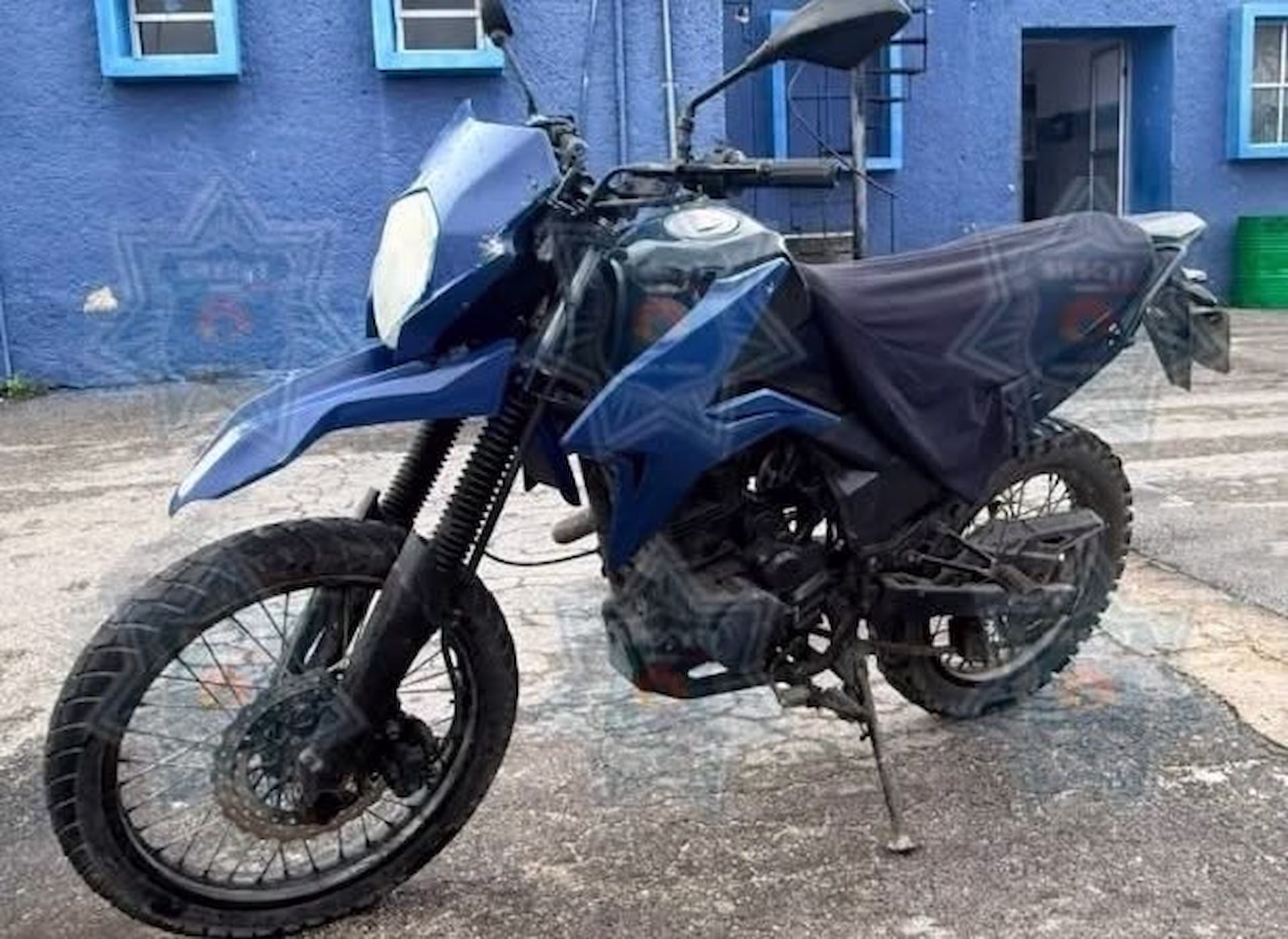 Motocicleta asegurada por autoridades durante las investigaciones relacionadas con una presunta célula delictiva en Tierra Maya, Cancún