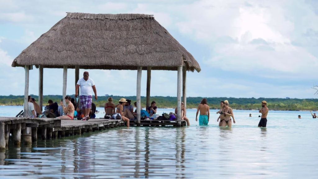 Palapa y muelle forman parte de la infraestructura turística ubicada en la Laguna de Bacalar.