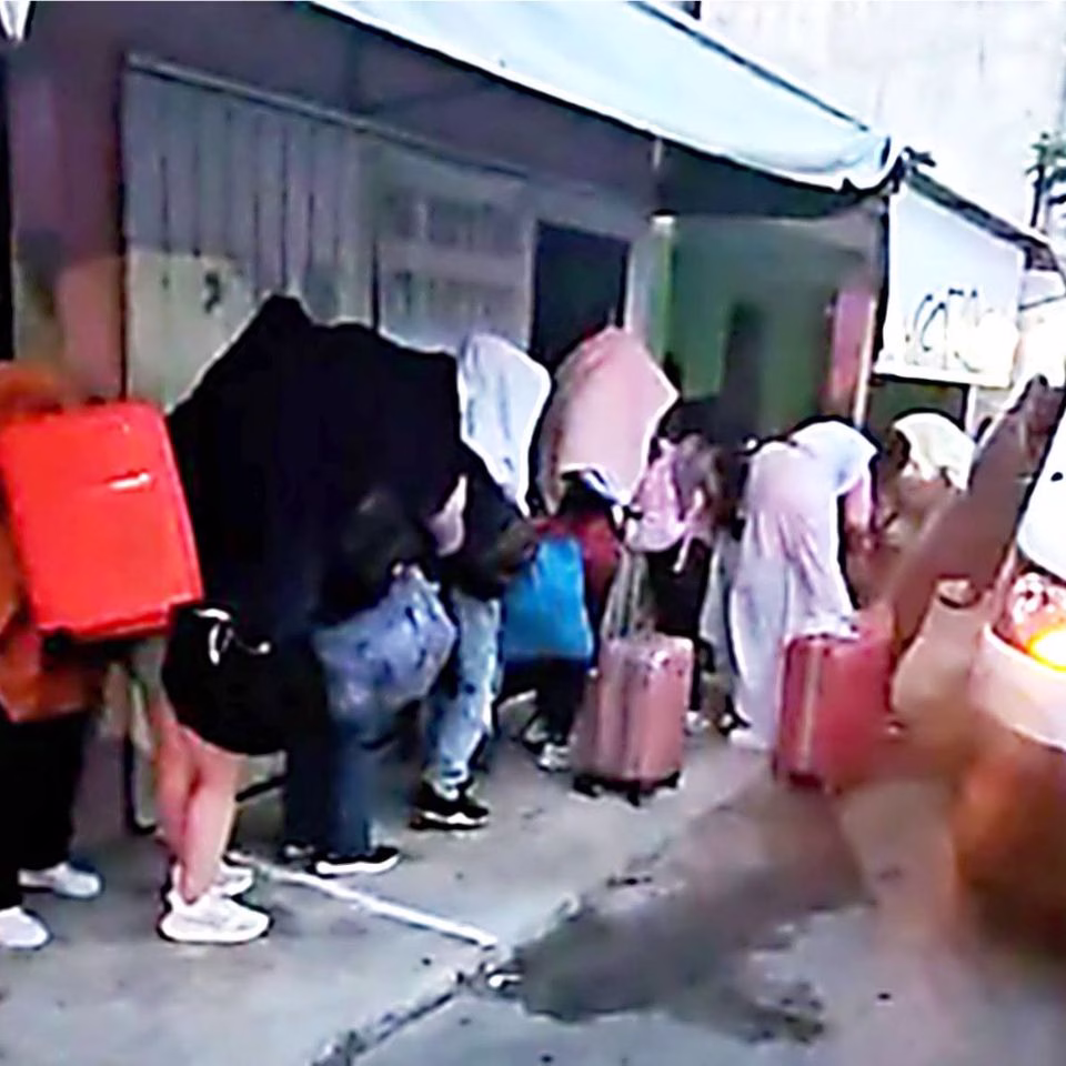 Mujeres con equipaje durante un operativo de resguardo realizado por la FGE de Quintana Roo en 2025.