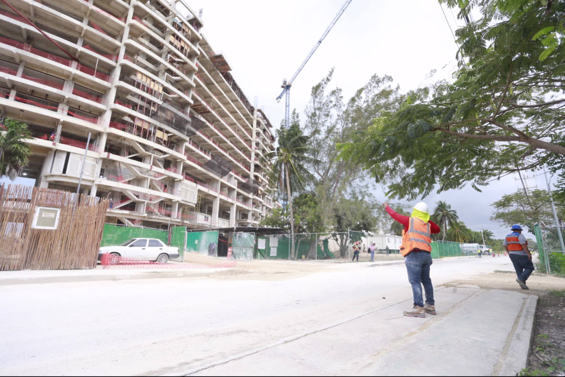 Obra inmobiliaria en desarrollo junto a una vialidad de Quintana Roo durante 2026.