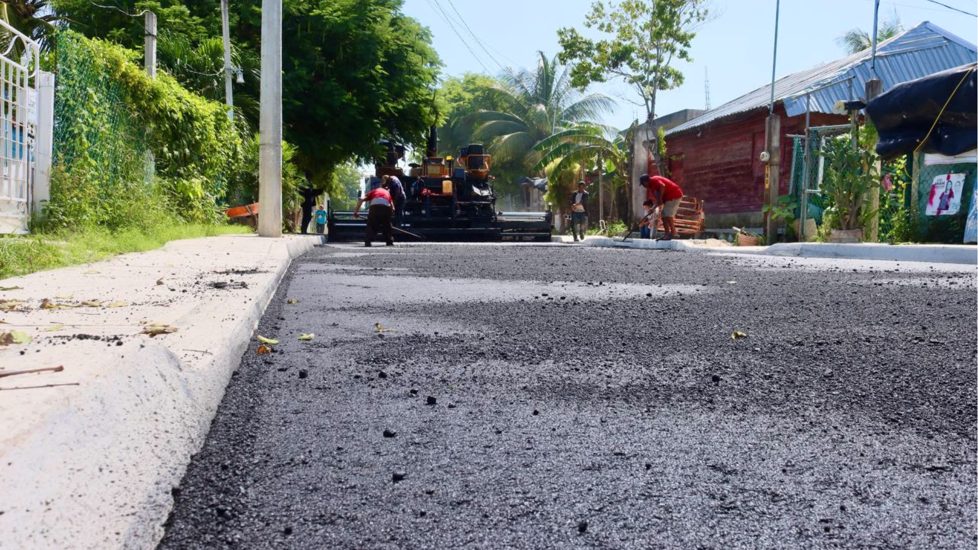 Trabajos de pavimentación en la colonia La Fe, Puerto Morelos.