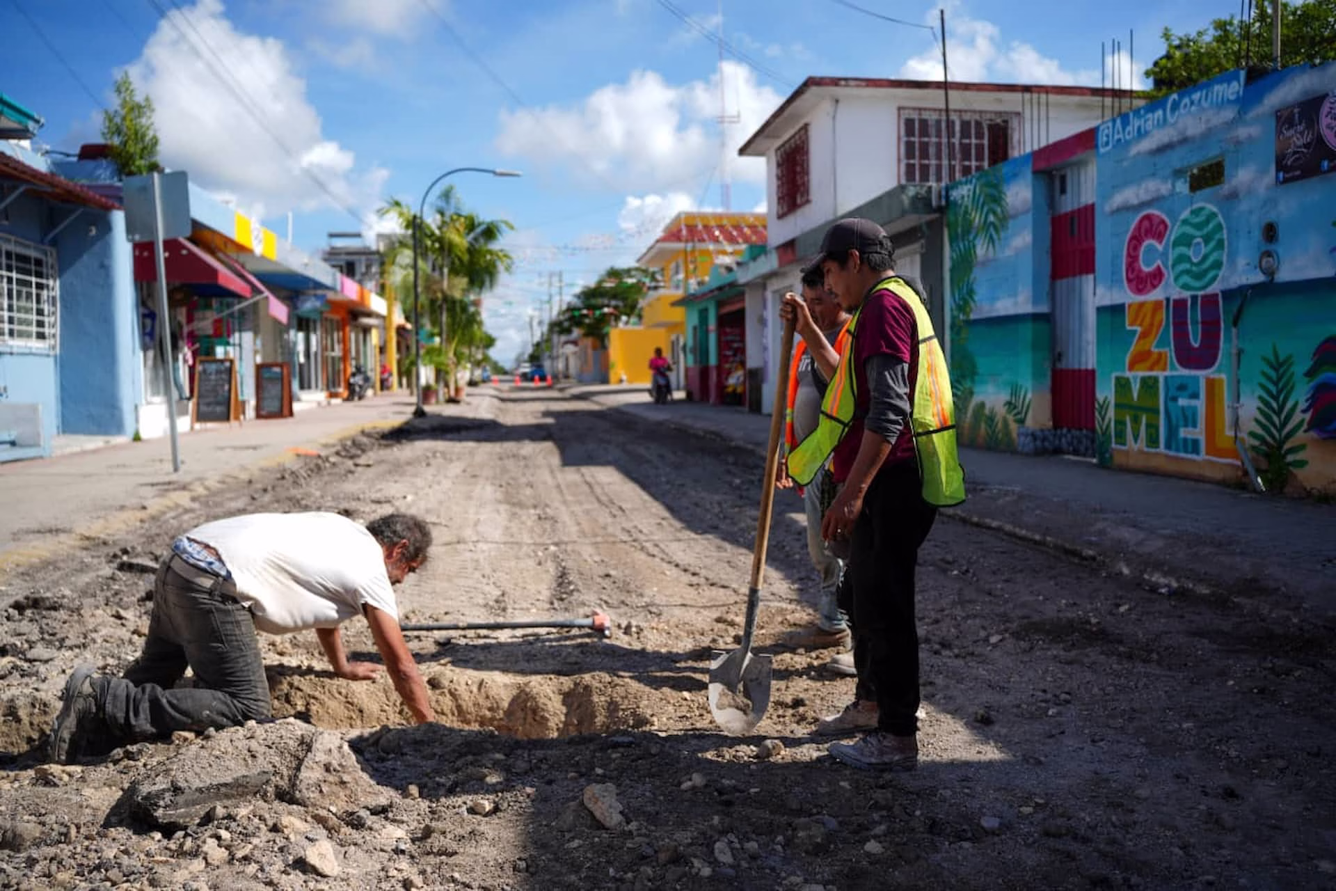 Trabajos de rehabilitación de vialidades vinculados con las obras del fideicomiso de cruceros en Cozumel