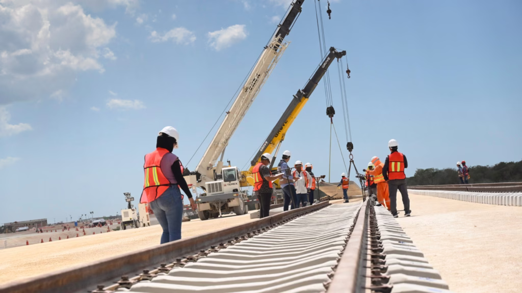 Personal especializado trabaja en la instalación de vías para el proyecto integral del Tren Maya.