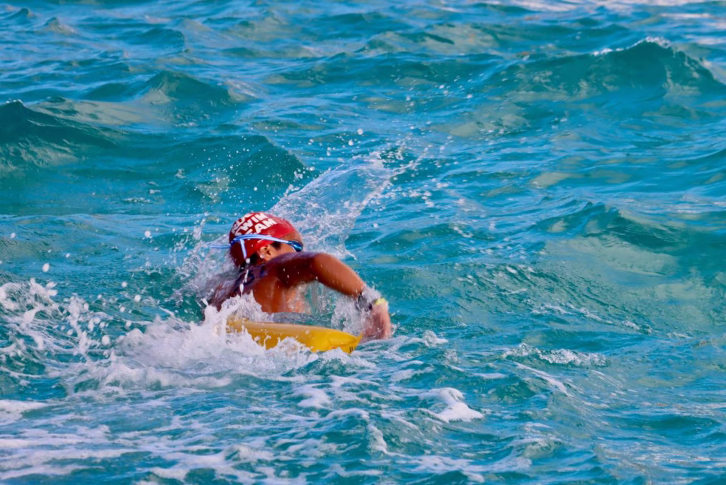 Nadador participa en una competencia de aguas abiertas en Cozumel, uno de los eventos deportivos en Quintana Roo programados para julio.