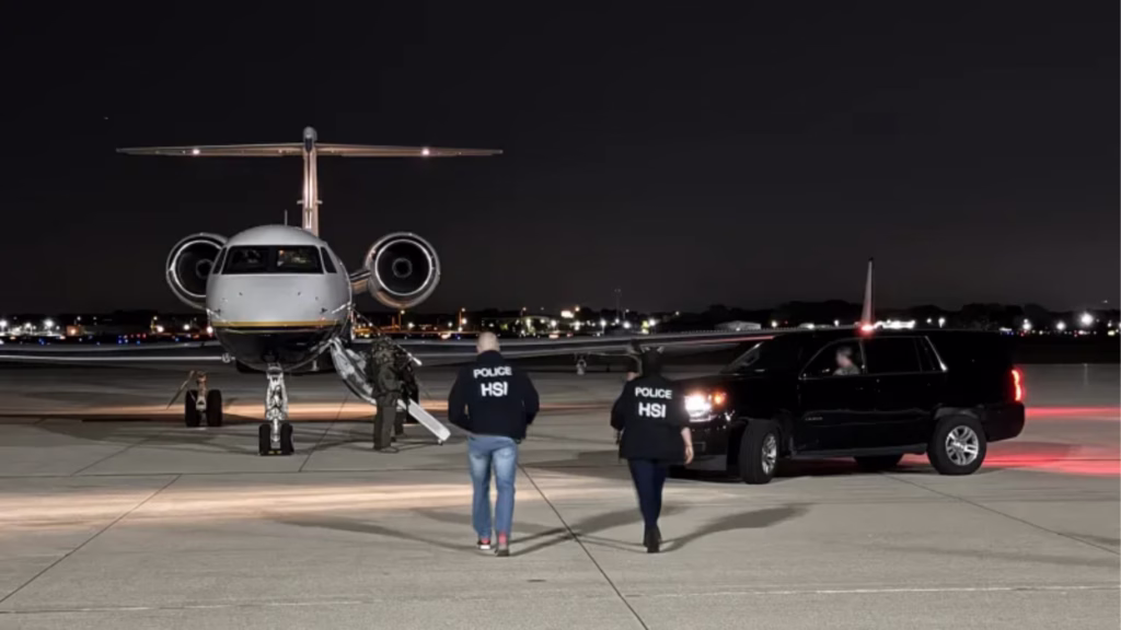 Agentes de HSI se aproximan a una aeronave durante un operativo federal nocturno en Estados Unidos