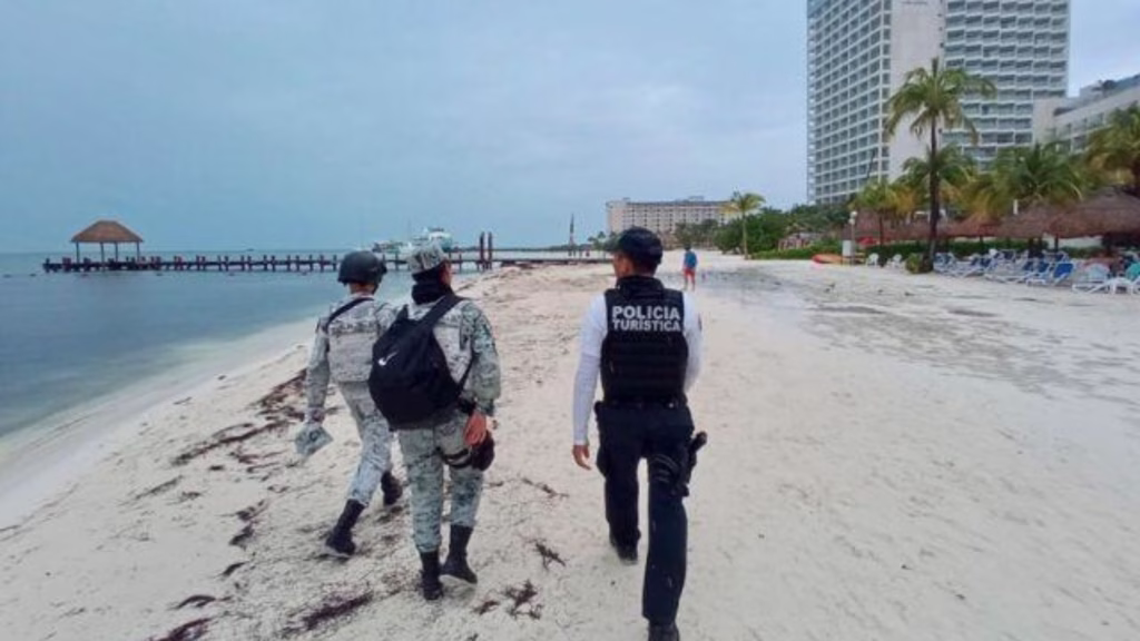 Elementos de seguridad realizan recorridos en playas de Cancún