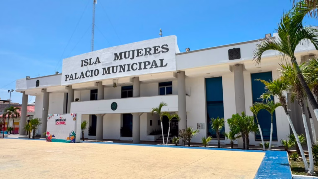 Palacio Municipal de Isla Mujeres, sede del gobierno encabezado por Atenea Gómez Ricalde