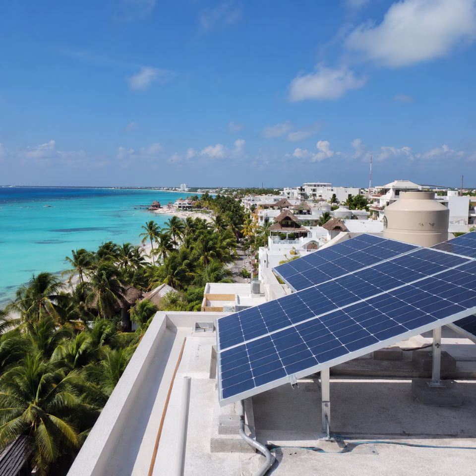 Simulación digital de paneles solares instalados en una azotea frente a la costa de Quintana Roo.