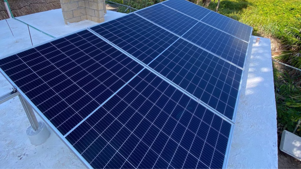 Paneles solares instalados en un inmueble de Quintana Roo como ejemplo del uso de energía renovable planteado para edificios públicos.