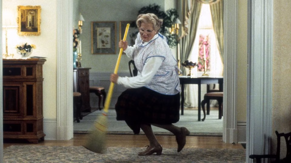 Robin Williams caracterizado como la señora Doubtfire en una escena de Papá por siempre.