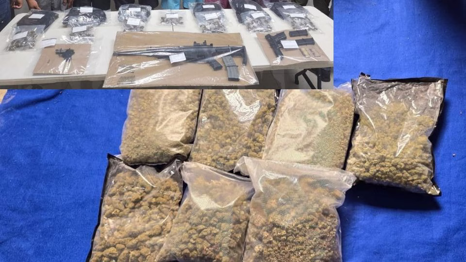 Paquetes con marihuana asegurados como parte de las diligencias relacionadas con el ataque registrado en avenida Huayacán, en Cancún.