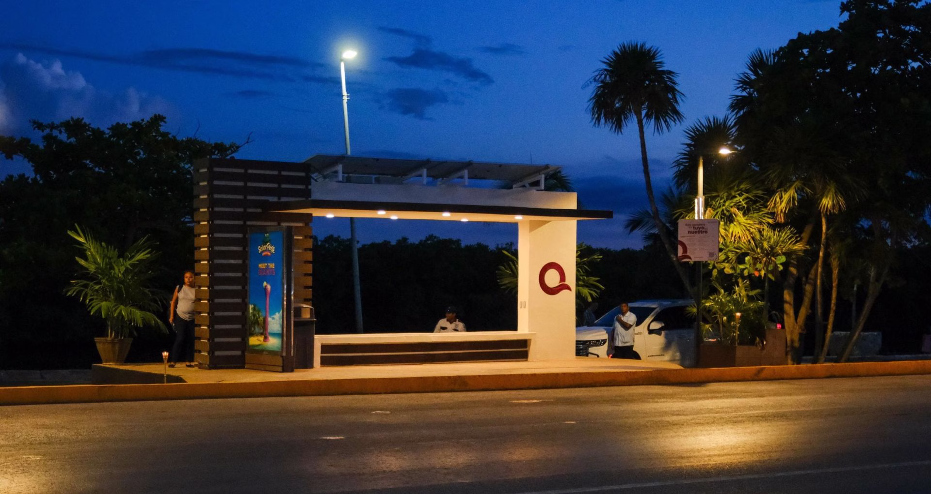 Parador de infraestructura urbana en la zona hotelera de Cancún, Quintana Roo.