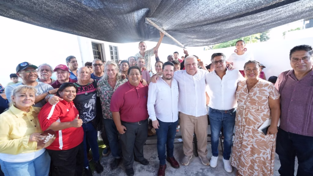 Participantes al término de la asamblea informativa en Playa del Carmen