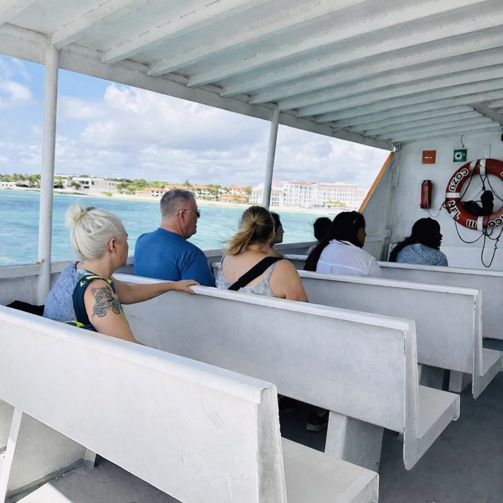 Pasajeros viajan a bordo de un ferry entre Playa del Carmen y Cozumel