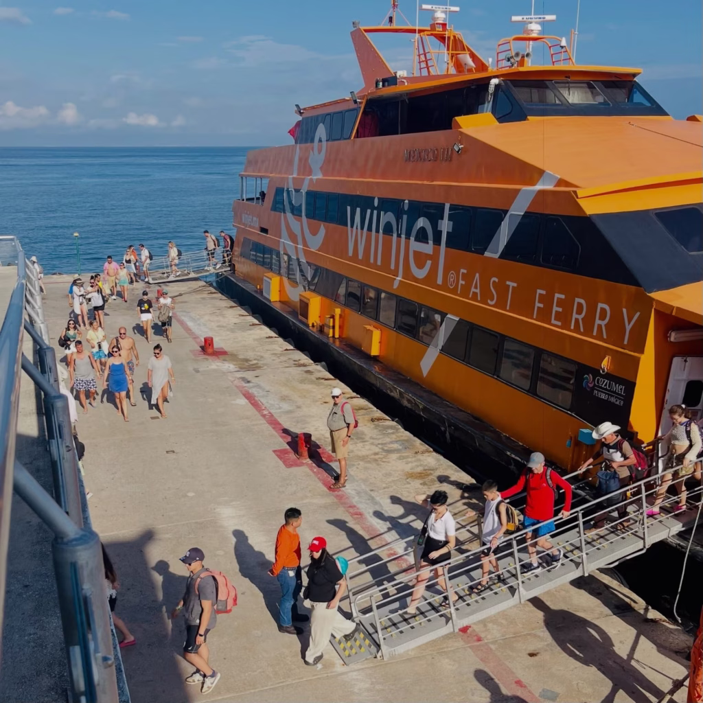 Pasajeros descienden de un ferry de Winjet en la terminal marítima de Cozumel