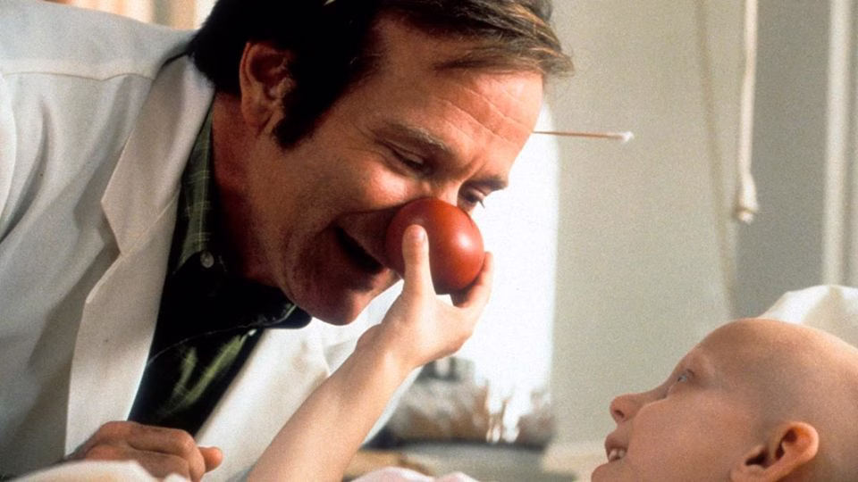 Robin Williams interpreta a un médico que utiliza el humor y la empatía para acompañar a sus pacientes en Patch Adams.
