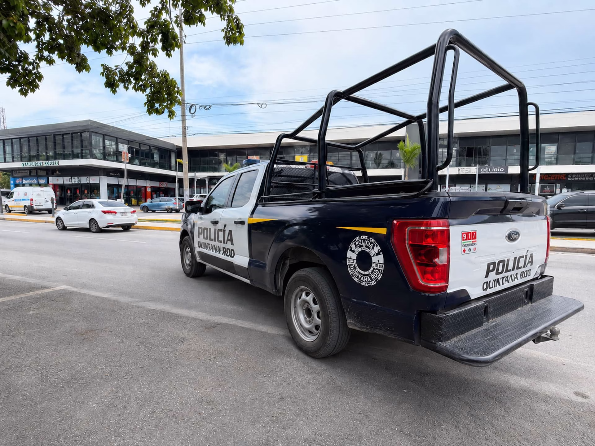 Patrulla en Cancún durante operativo relacionado con el cateo de un spa investigado por posibles delitos.