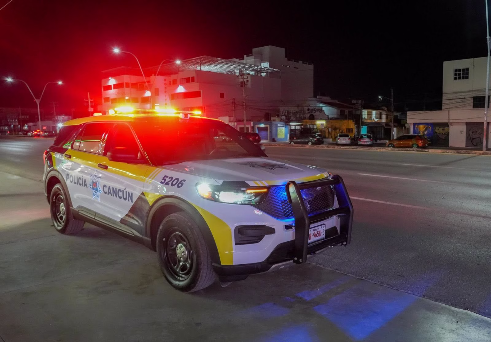 Patrulla policiaca en Cancún realiza rondas de seguridad en la ciudad.