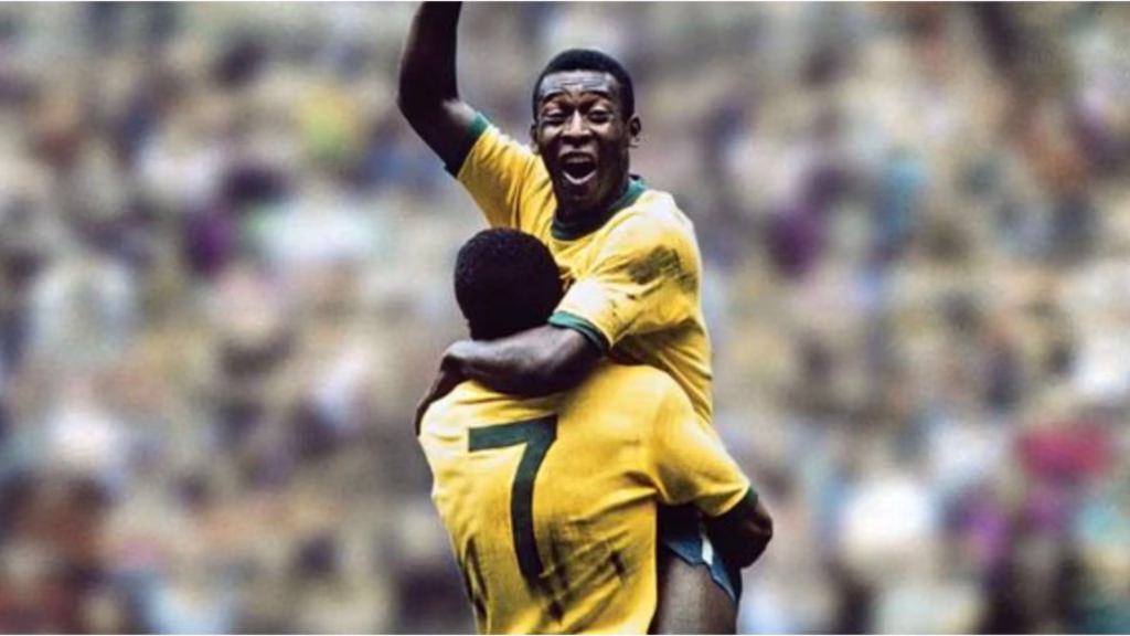 Pelé celebra junto a un compañero durante un partido con la selección de Brasil.