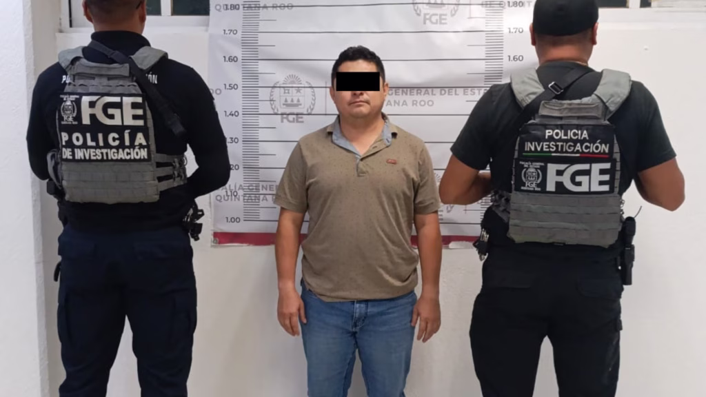 Persona detenida custodiada por agentes de la FGE de Quintana Roo