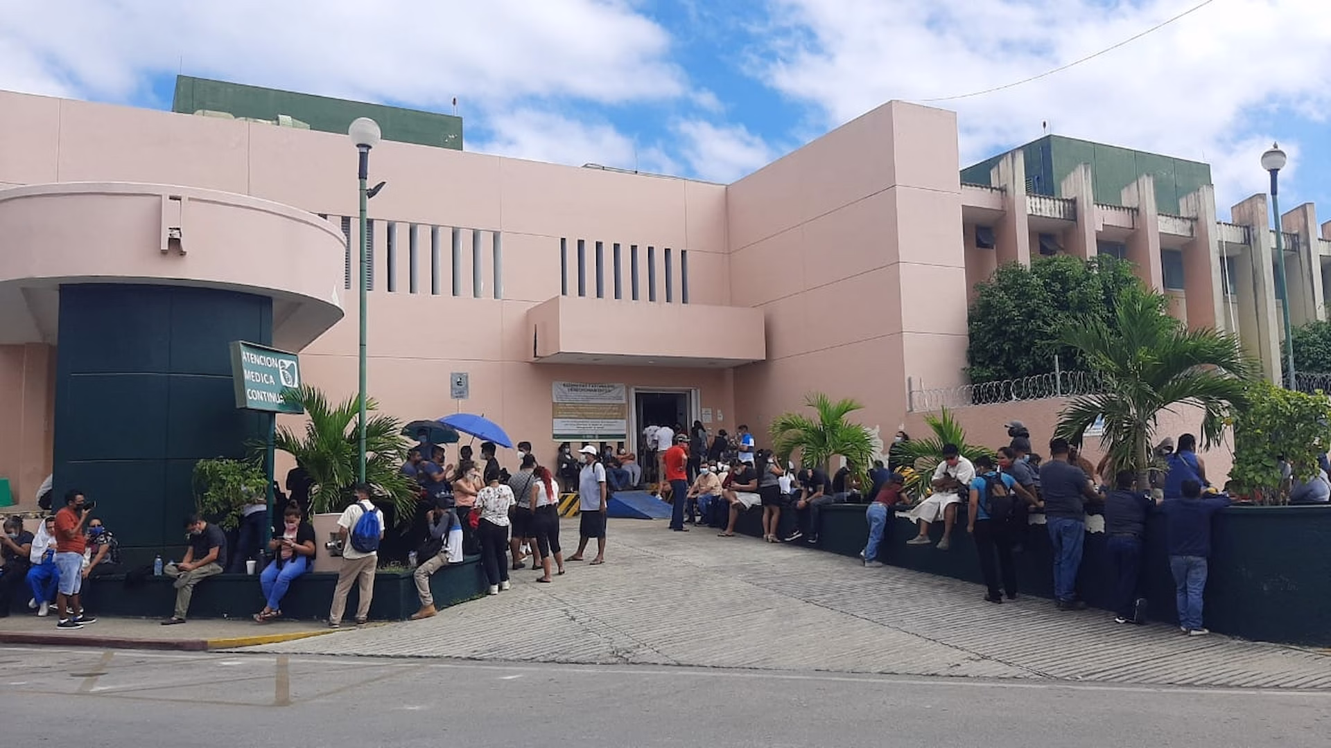 Clínica del IMSS de Playa del Carmen, donde el elevador permaneció fuera de servicio durante un periodo prolongado y afectó el acceso de pacientes con movilidad reducida.