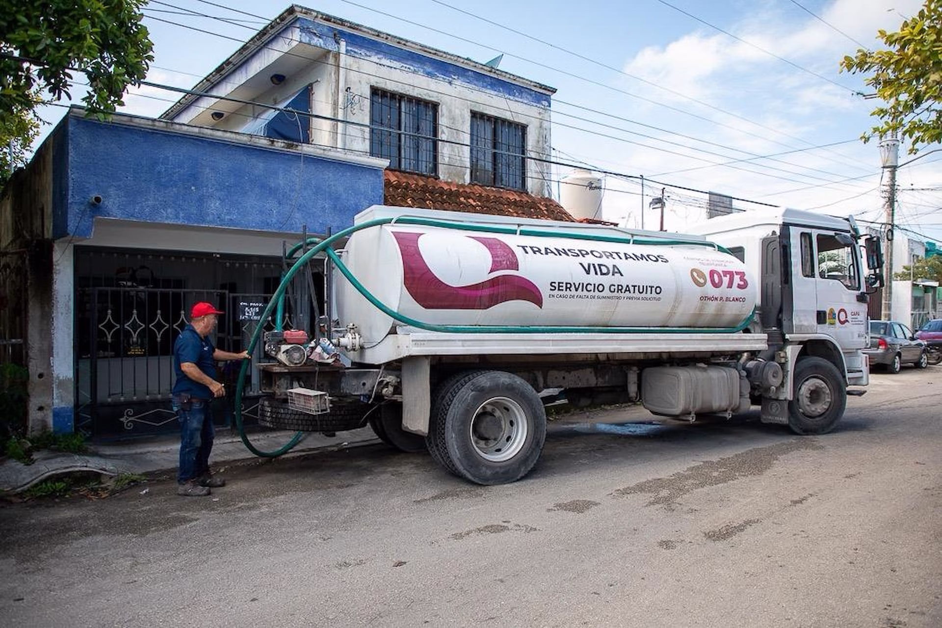 Pipa distribuye agua potable en colonias afectadas de Cozumel