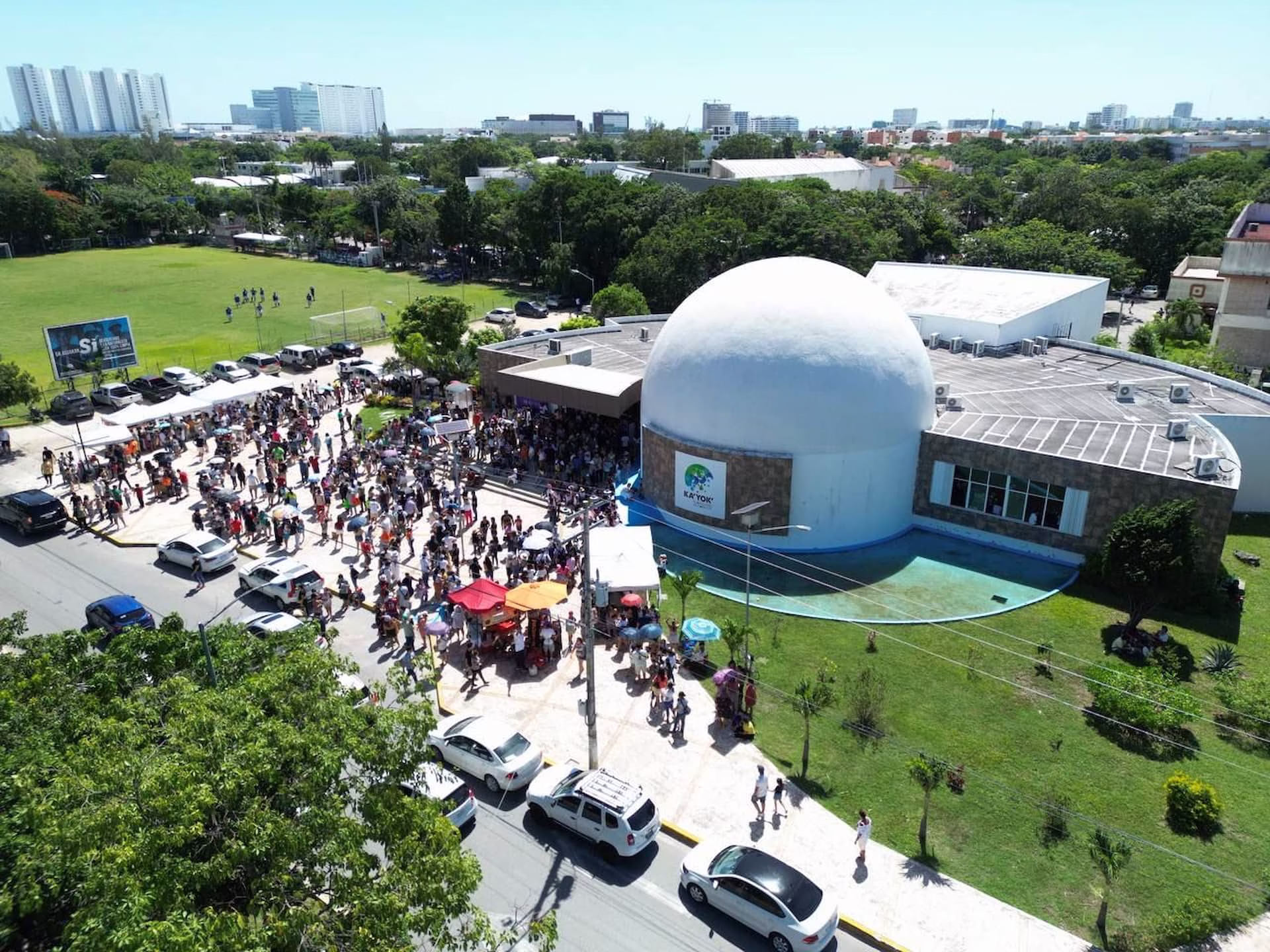 Vista aérea actual del Planetario Ka’Yok’ y sus instalaciones en Cancún.