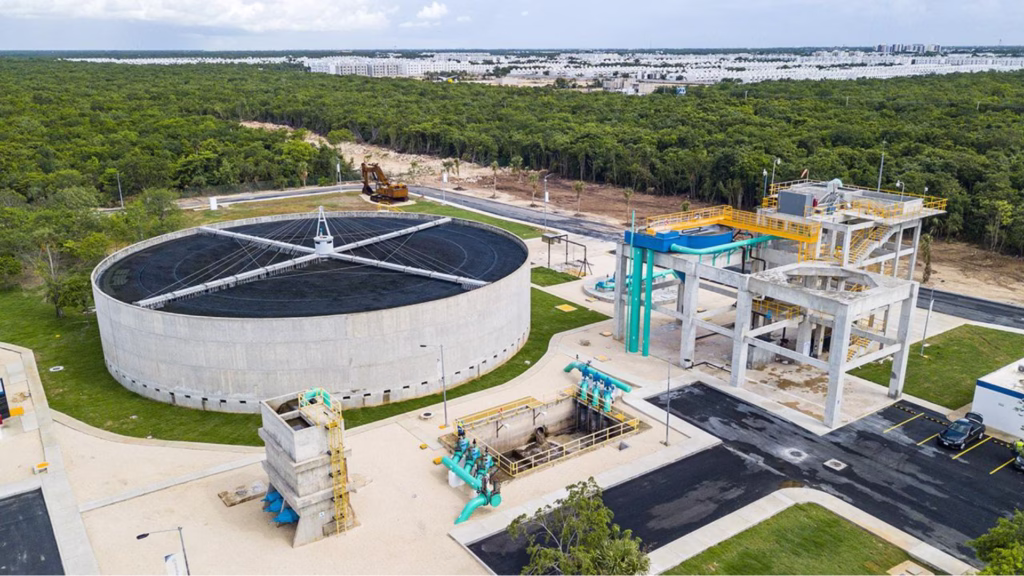 Planta de tratamiento de aguas residuales en Quintana Roo, infraestructura clave para el saneamiento y la protección del acuífero.