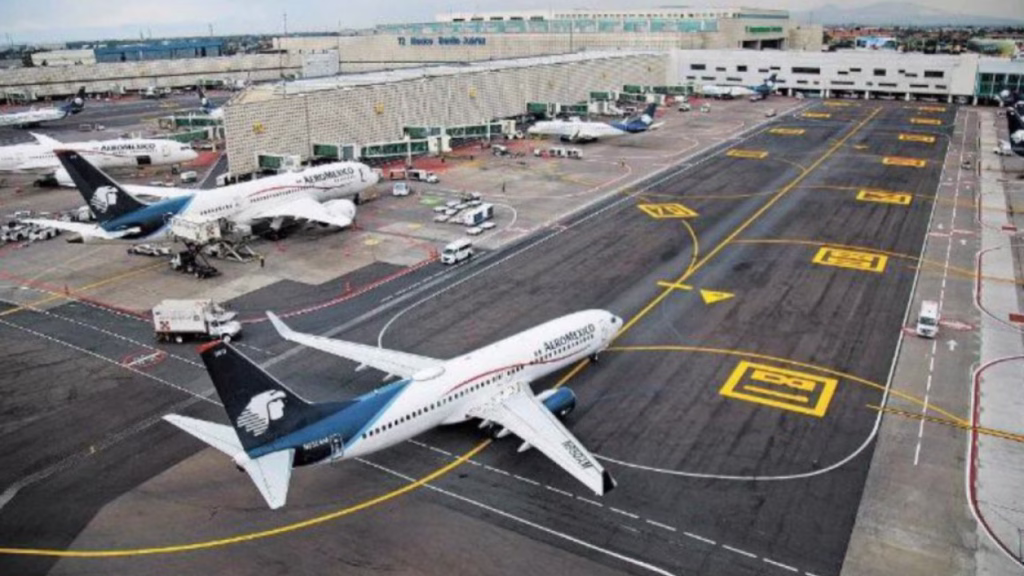 Aeronaves de Aeroméxico en la plataforma del Aeropuerto Internacional de Cancún.