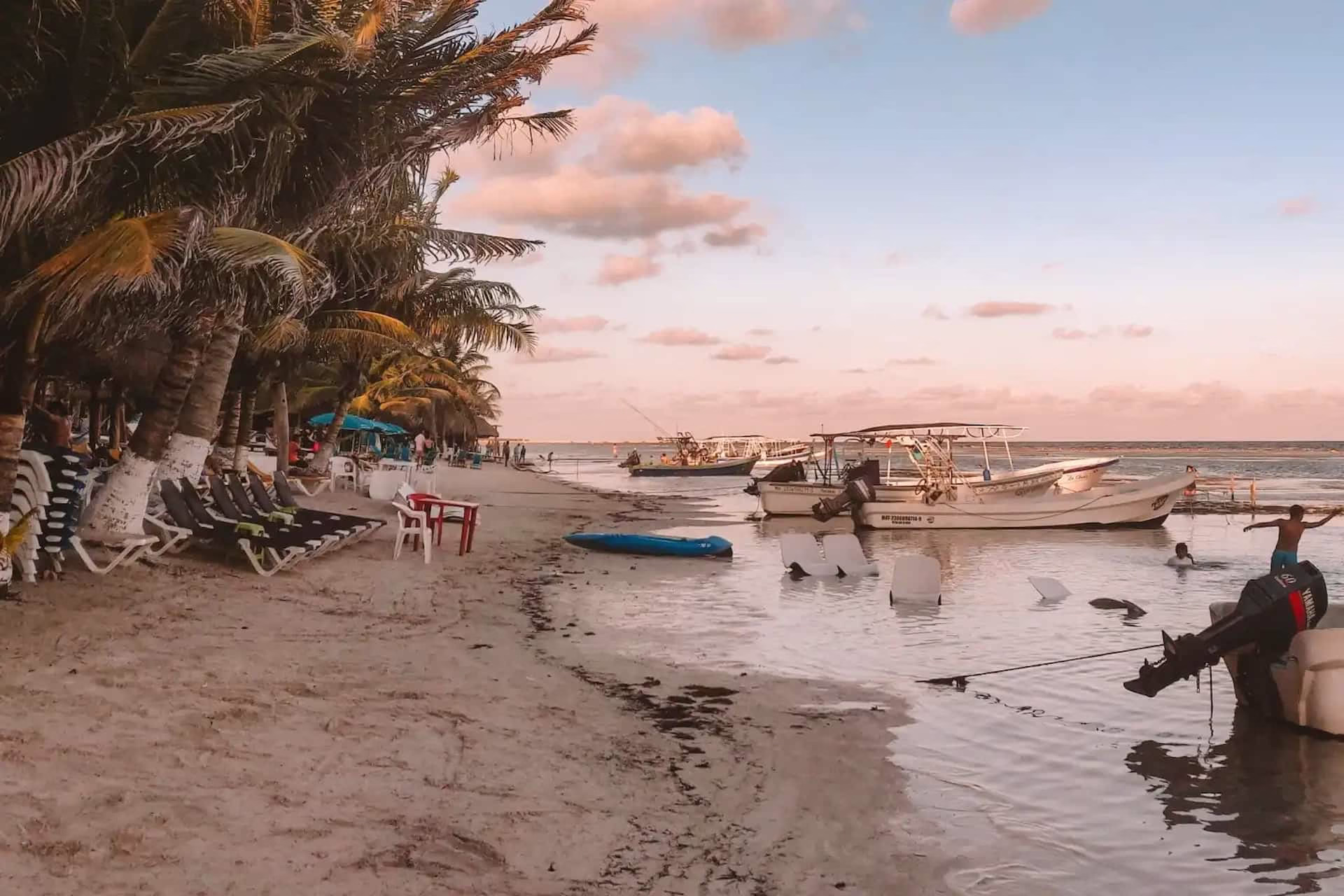 Las playas de Mahahual forman parte del patrimonio natural que el nuevo modelo de ecoturismo busca proteger mediante acciones de conservación y desarrollo sustentable.
