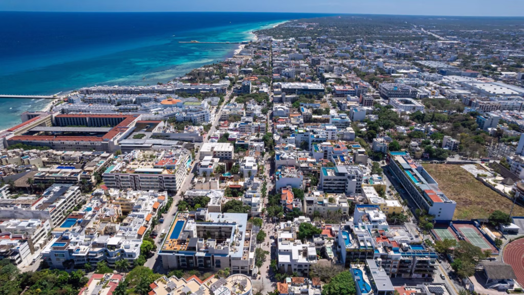 Vista aérea de Playa del Carmen y su crecimiento urbano junto al Caribe Mexicano