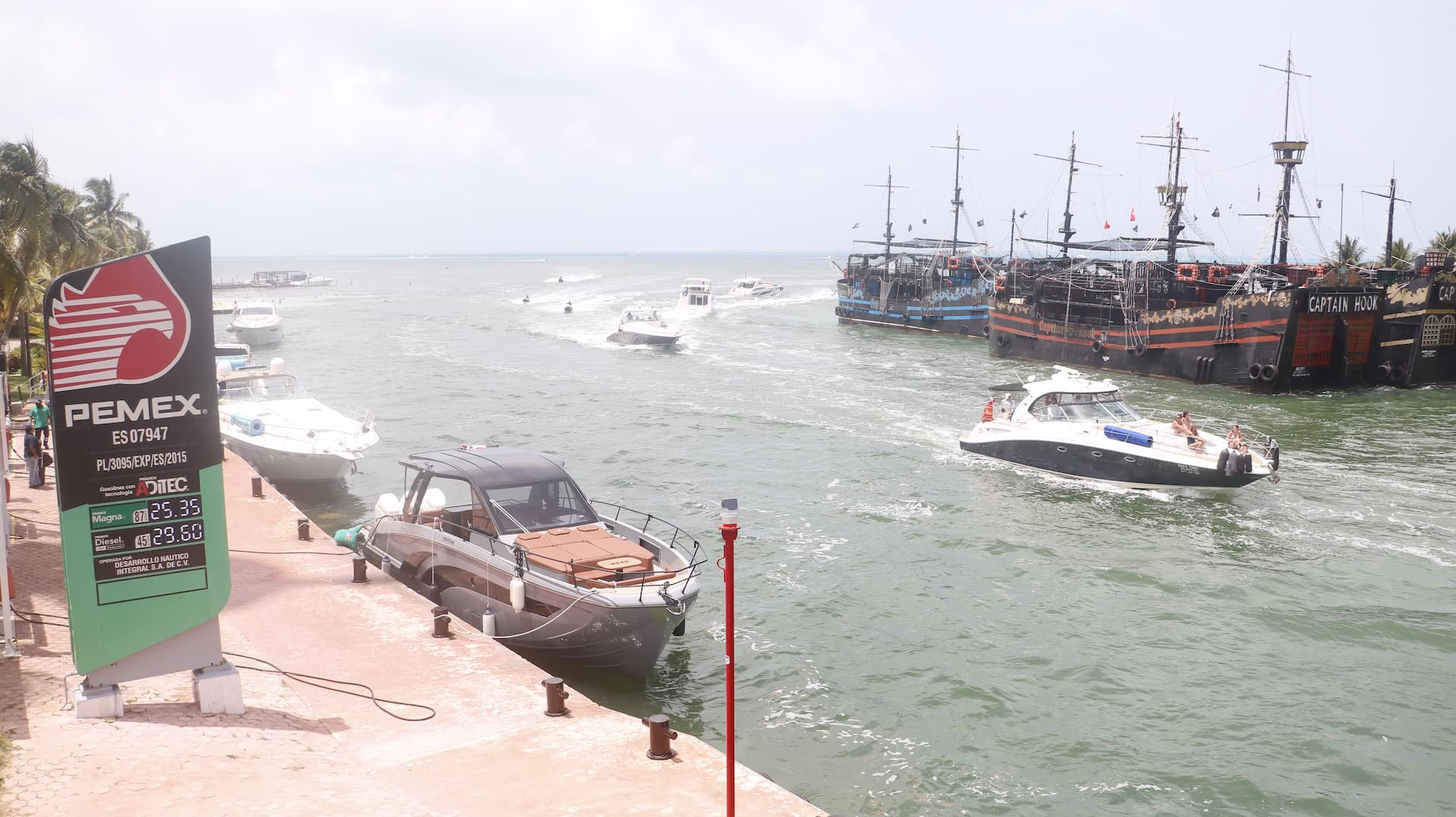 Playa de Cancún con visitantes durante la temporada turística, uno de los principales atractivos que sostienen la competitividad turística de Quintana Roo frente a otros destinos nacionales e internacionales.