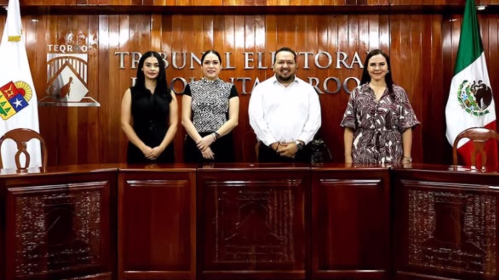 Integrantes del Tribunal Electoral de Quintana Roo posan en el salón del pleno del TEQROO, en Chetumal.