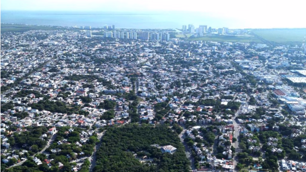 Vista aérea de Cancún que muestra la expansión urbana y el crecimiento del desarrollo inmobiliario en Quintana Roo