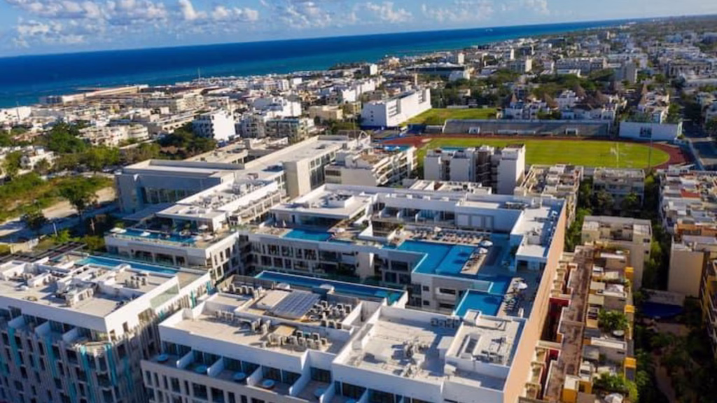 Desarrollos inmobiliarios en Playa del Carmen que muestran la expansión urbana y el crecimiento del sector vivienda en Quintana Roo.
