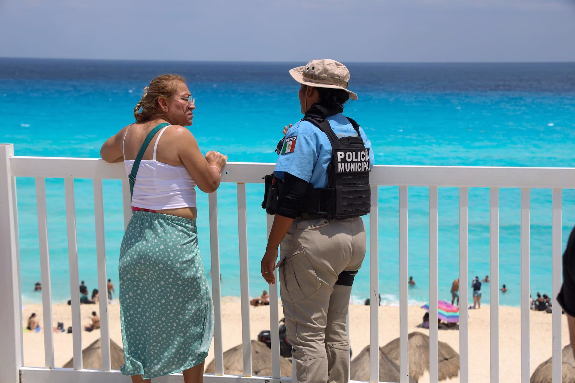 Elementos de la Policía Turística brindan vigilancia y atención a visitantes en playas como parte de la estrategia de seguridad en Quintana Roo.