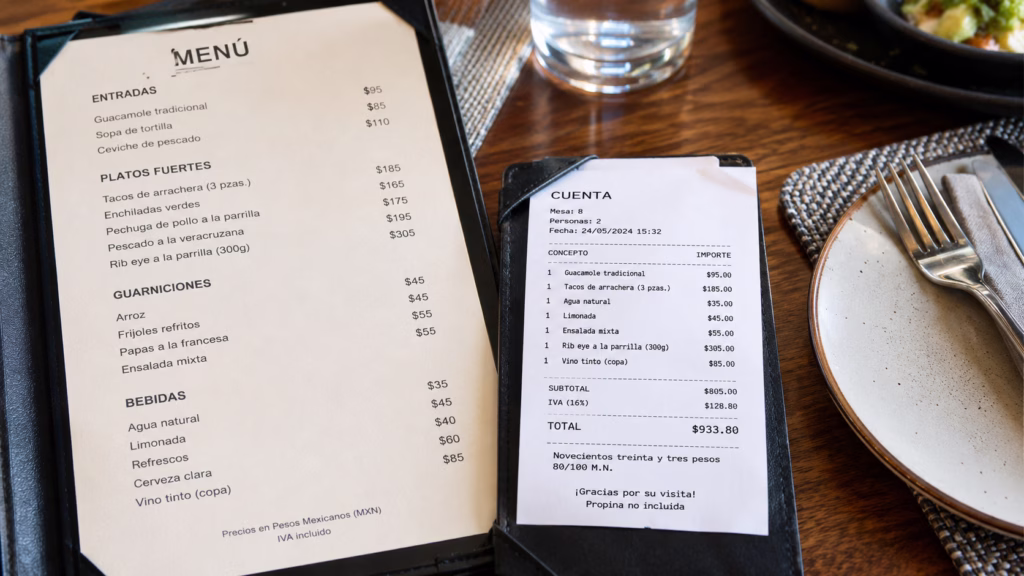 Menú con precios visibles y cuenta de consumo en un restaurante durante el operativo de Profeco en vacaciones de 2026.