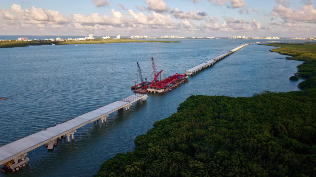 Avance de la construcción del Puente Nichupté, proyecto estratégico para mejorar la conectividad en Cancún.