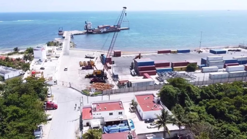 Terminal de carga del Puerto de Puerto Morelos, infraestructura que fortalece la logística y el movimiento de mercancías en Quintana Roo.