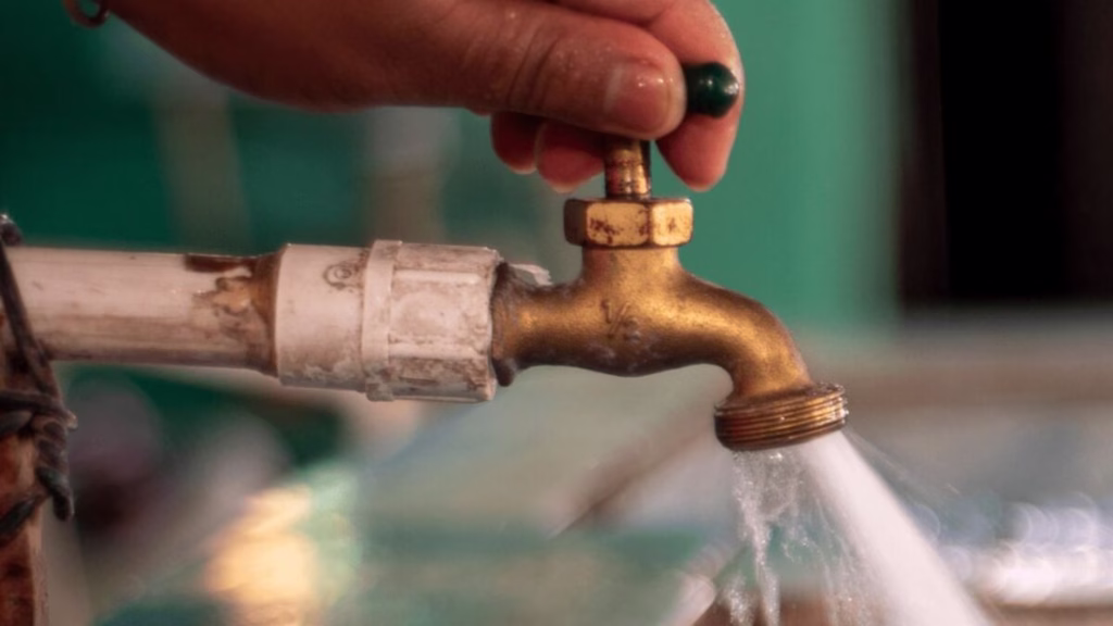 Llave de agua potable como referencia al servicio cuya operación permanece pendiente de definición ante la sustitución de Aguakan en Quintana Roo.