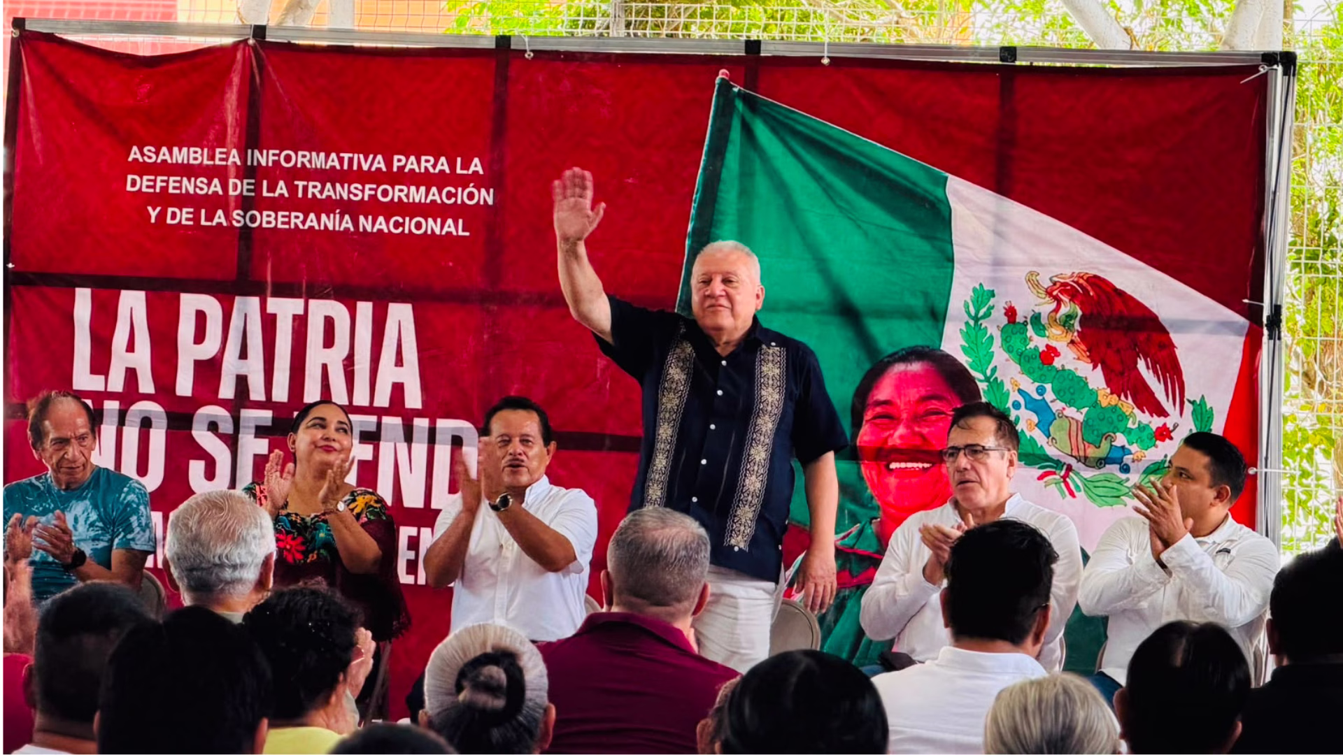 Rafa Marín saluda a los asistentes durante la asamblea en defensa de la soberanía nacional en Chetumal.