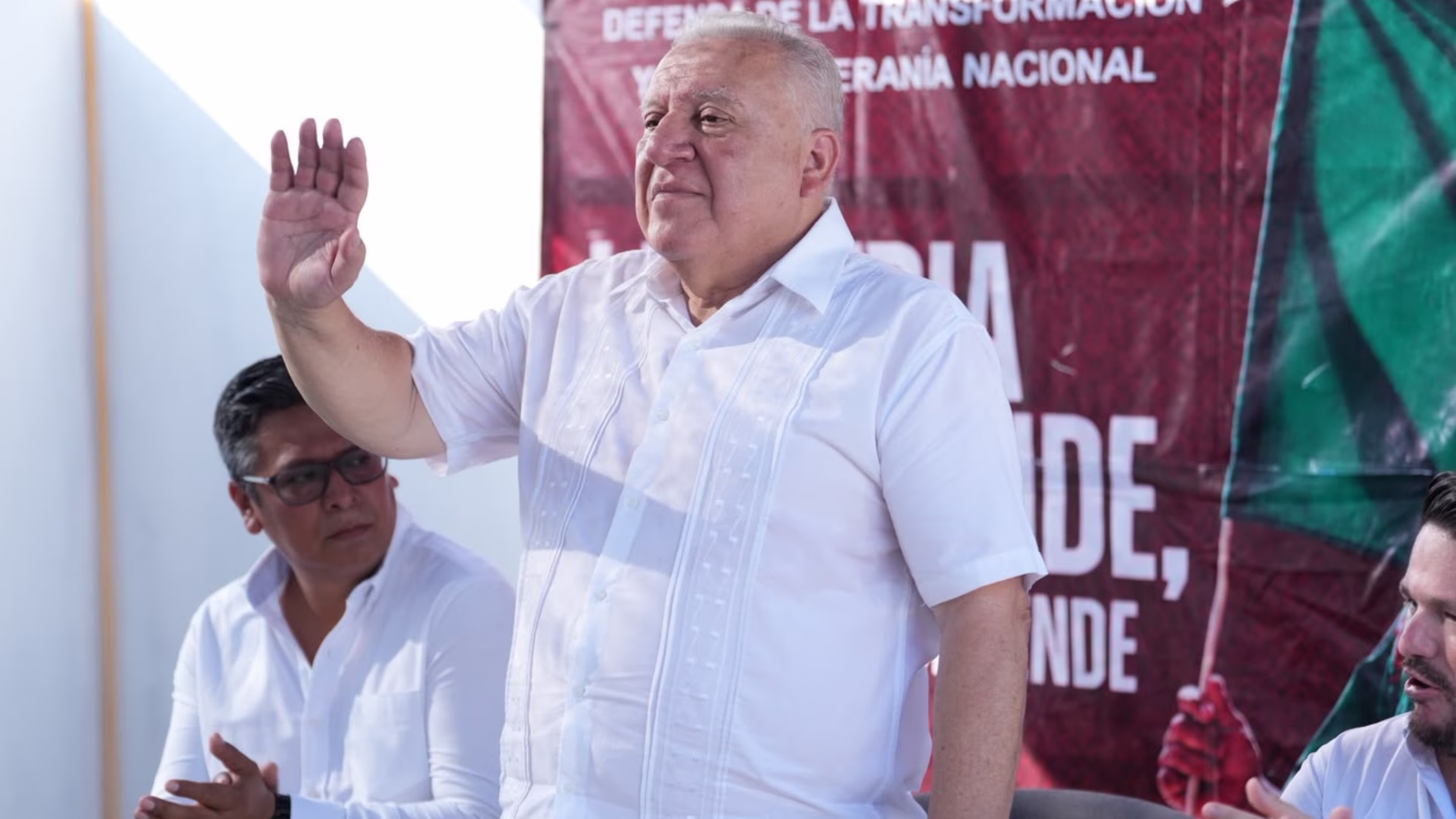 Rafa Marín saluda durante una asamblea informativa en Playa del Carmen