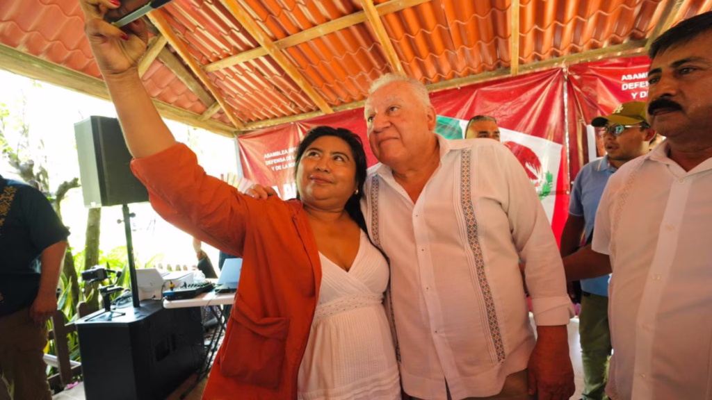 Rafa Marín convive con asistentes al finalizar la asamblea informativa realizada en Bacalar, Quintana Roo.