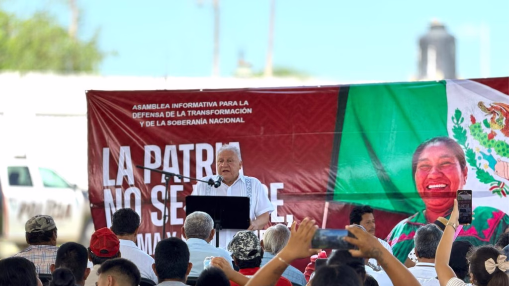 Rafa Marín dirige un mensaje durante la asamblea informativa sobre la defensa de la soberanía en Nicolás Bravo.