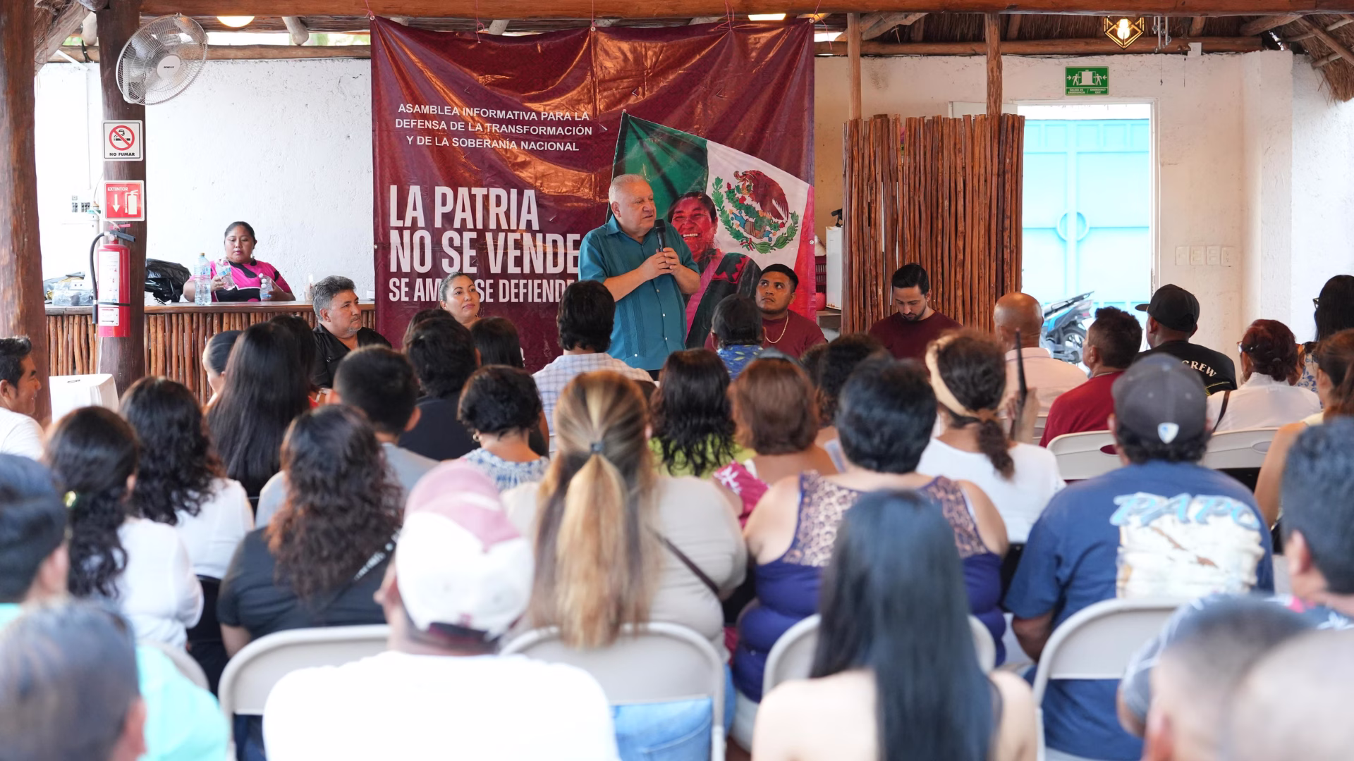 Rafa Marín encabeza una asamblea informativa con militantes y simpatizantes de Morena en Cozumel.