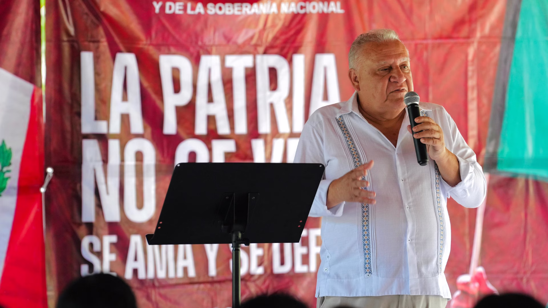 Rafa Marín dirige un mensaje sobre soberanía nacional durante una asamblea informativa en Bacalar, Quintana Roo.