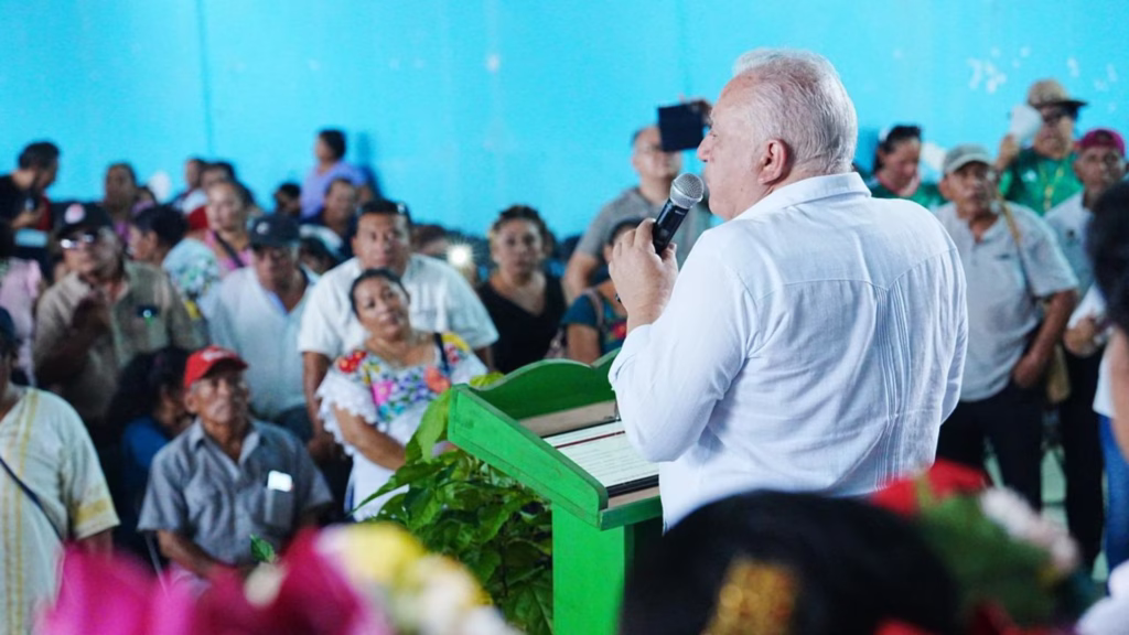 Rafa Marín dirige un mensaje durante la asamblea informativa realizada en Chunhuhub, en la Zona Maya de Quintana Roo.