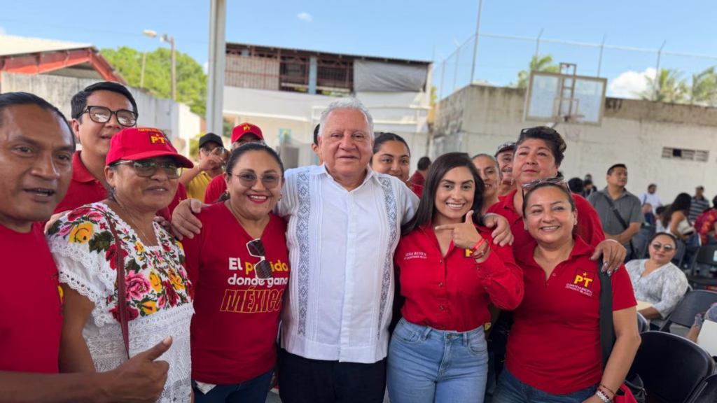 Rafa Marín posa con asistentes al término de la asamblea informativa realizada en Nicolás Bravo.