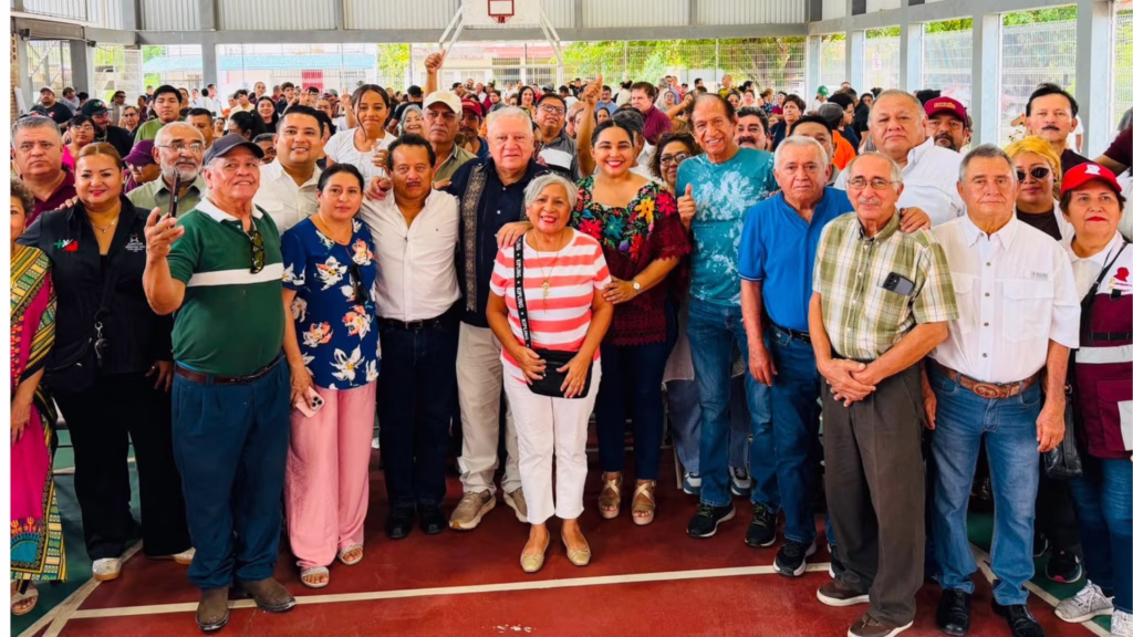Rafa Marín posa con asistentes al concluir la asamblea sobre soberanía nacional en la colonia Fovissste de Chetumal.